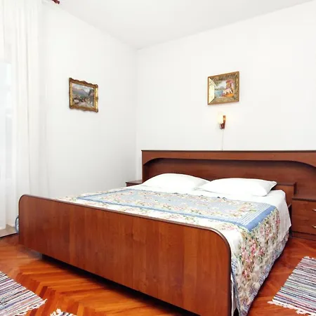 With A Parking Space - 5852